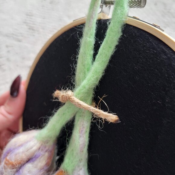 Vegetables on Embroidery Hoops | Handmade | Wool Needle Felting 1 Piece: Garlic - Picture 7 of 10